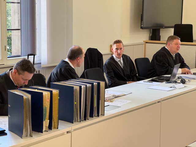 Die Beklagtenseite streitet eine Selbstentz&uuml;ndung ihres Autos ab.  | Foto: Maurice Dirker/dpa