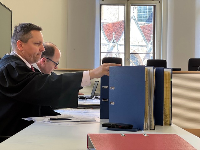 Die Aktensammlung des Prozesses umfasst mehrere Tausend Seiten.  | Foto: Maurice Dirker/dpa