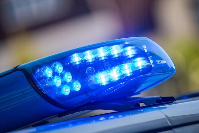 Opel-Fahrerin missachtet in Laufenburg die Vorfahrt, Mann muss auf ein Grundstck ausweichen