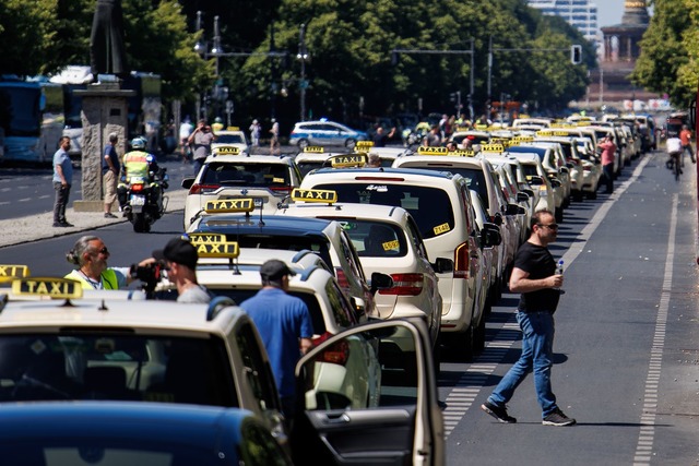 Allein in Berlin demonstrierten Hunder...uuml;r die Konkurrenz von Uber und Co.  | Foto: Carsten Koall/dpa