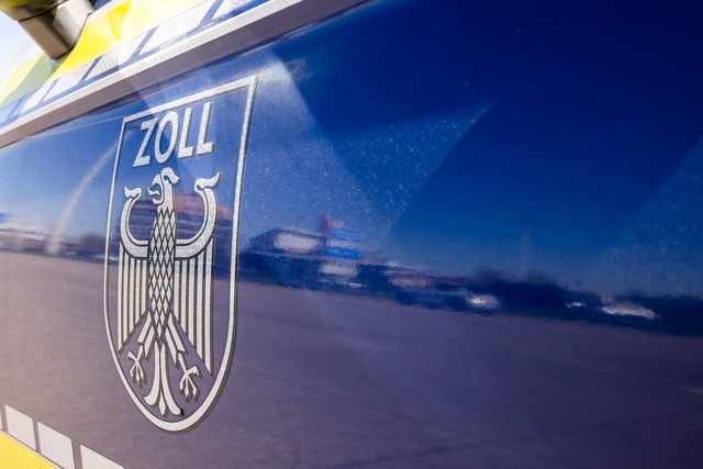 Zollbeamte haben nach mutma&szlig;lich...en Arbeitnehmern gesucht. (Symbolbild)  | Foto: Philipp von Ditfurth/dpa