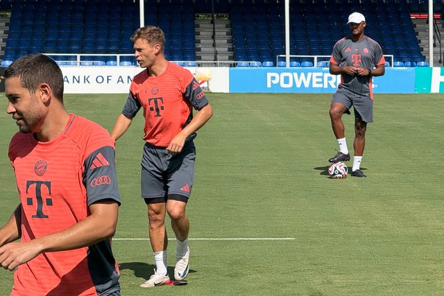 Vincent Kompany (r) schaut beim Training genau hin.  | Foto: Klaus Bergmann/dpa