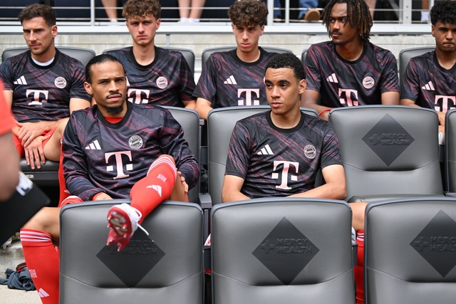 Bislang war die Ersatzbank der WM-Stam...chen angereiste Leroy San&eacute; (l).  | Foto: Sven Hoppe/dpa