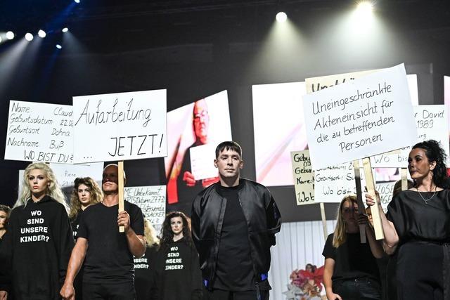 Glitzer und Grauen: Eine Modeschau zu DDR-Zwangsadoptionen