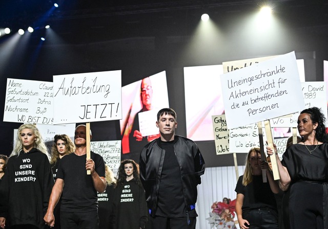 Die Show zu Kilian Kerners neuer Kolle...ieht teils aus wie eine Demonstration.  | Foto: Jens Kalaene/dpa