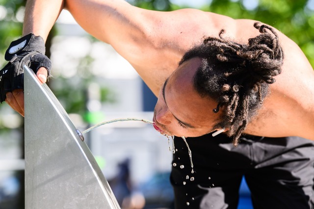 Viel trinken, lautete die Devise in der Hitze.  | Foto: Julian Stratenschulte/dpa