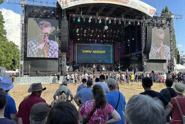 Hitze fordert die Stars beim Start des "Pinot and Rock"-Festivals in Breisach