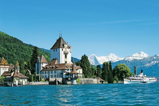 Panoramablick vom Thunersee auf Schlos...rhofen sowie Eiger, Mönch und Jungfrau | Foto: Christof Sonderegger (Schweiz Tourismus, swiss-image.ch) Panoramablick vom Thunersee auf Schlos...rhofen sowie Eiger, Mönch und Jungfrau | Foto: Christof Sonderegger (Schweiz Tourismus, swiss-image.ch)