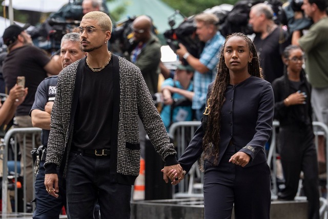 Chance Combs (rechts) und Quincy Brown...mbs, kommen in New York am Gericht an.  | Foto: Yuki Iwamura/AP/dpa