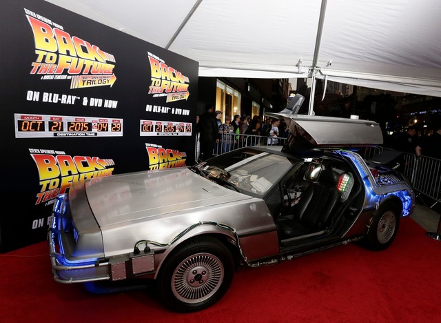 Der DeLorean-Wagen ist die Zeitmaschin...wn in die Zukunft reisen (Archivbild).  | Foto: Jason Szenes/dpa