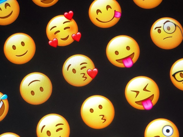 Der digitale Ersatz f&uuml;r Gestik und Mimik: Emojis.  | Foto: J&ouml;rg Carstensen/dpa