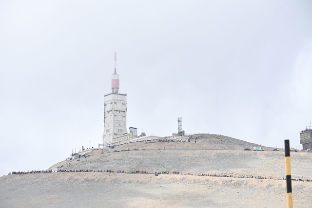 Ber&uuml;hmt und ber&uuml;chtigt: Der Mont Ventoux.  | Foto: David Stockman/BELGA/dpa