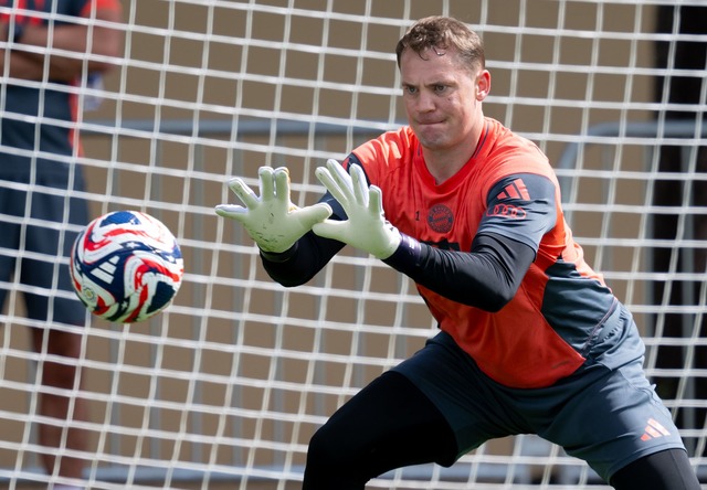 Voller Fokus auf den Ball und Paris Saint-Germain: Manuel Neuer.  | Foto: Sven Hoppe/dpa