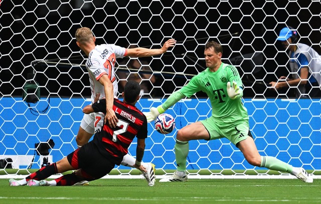 Manuel Neuers Super-Reflex gegen Flame... Bayern-Verteidiger Konrad Laimer (l).  | Foto: Sven Hoppe/dpa
