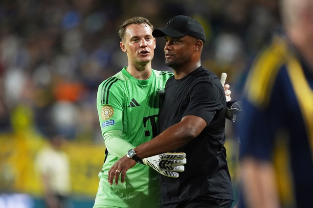 Trainer Vincent Kompany und sein Kapit&auml;n.  | Foto: Rebecca Blackwell/AP/dpa