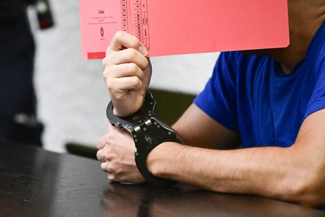 Der angeklagte Sprachsch&uuml;ler will... Mordvorw&uuml;rfen &auml;u&szlig;ern.  | Foto: Bernd Wei&szlig;brod/dpa