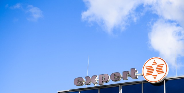 Expert betreibt 65 eigene Fachm&auml;r... auch verst&auml;rkt auf Onlinehandel.  | Foto: Julian Stratenschulte/dpa