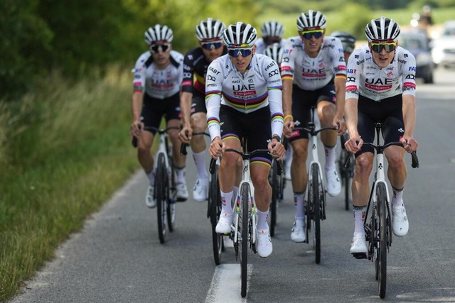 Tadej Pogacar (Mitte) und seine Teamko...zwei Tage vor dem Tour-Start in Lille. | Foto: Mosa’ab Elshamy (dpa) Tadej Pogacar (Mitte) und seine Teamko...zwei Tage vor dem Tour-Start in Lille. | Foto: Mosa’ab Elshamy (dpa)