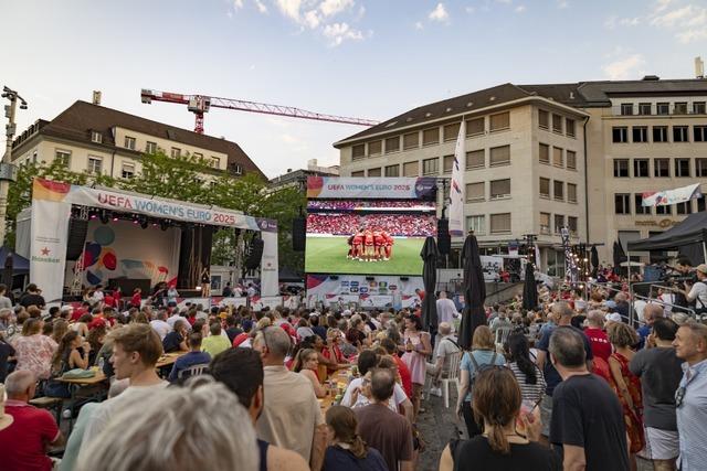 Die Fans feiern den Auftakt zur Frauen-EM in Basel