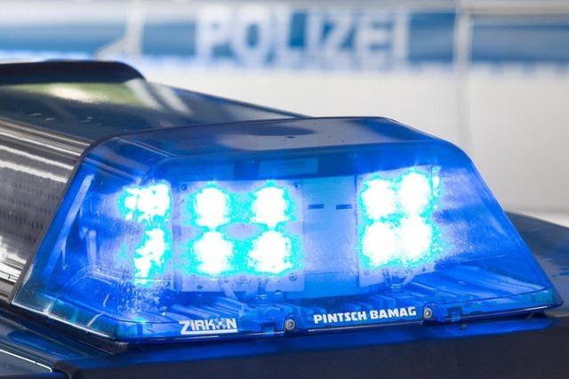 Motorradfahrer rutscht auf der L149 bei Bernau auf Rollsplitt aus und  strzt