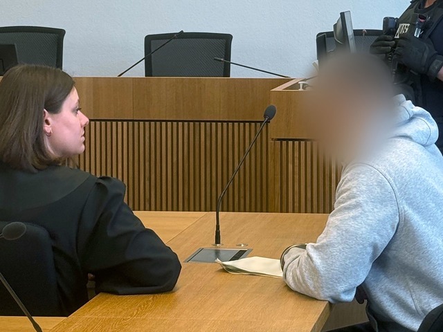 Ein mutmaßlicher Einbrecher sitz...ät sich mit seiner Anwältin. | Foto: Martin Oversohl/dpa Ein mutmaßlicher Einbrecher sitz...ät sich mit seiner Anwältin. | Foto: Martin Oversohl/dpa