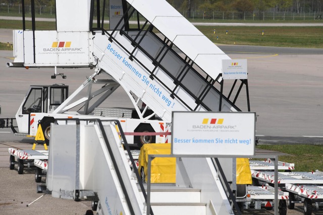 Flugzeugtreppen für Passagiere stehen ...rlsruhe/Baden-Baden an einem Rollfeld. | Foto: Uli Deck (dpa) Flugzeugtreppen für Passagiere stehen ...rlsruhe/Baden-Baden an einem Rollfeld. | Foto: Uli Deck (dpa)