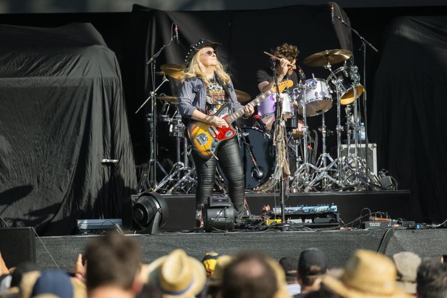 Melissa Etheridge auf der Bhne: Die M...ren Auftritt kurzfristig unterbrechen.  | Foto: Paul Grtner