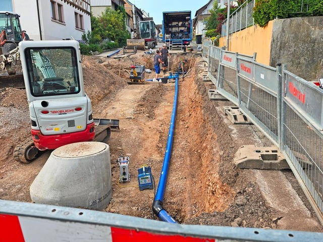 Grere Rohre werden in der Mauchachstrae in Unadingen derzeit verlegt  | Foto: Christa Maier