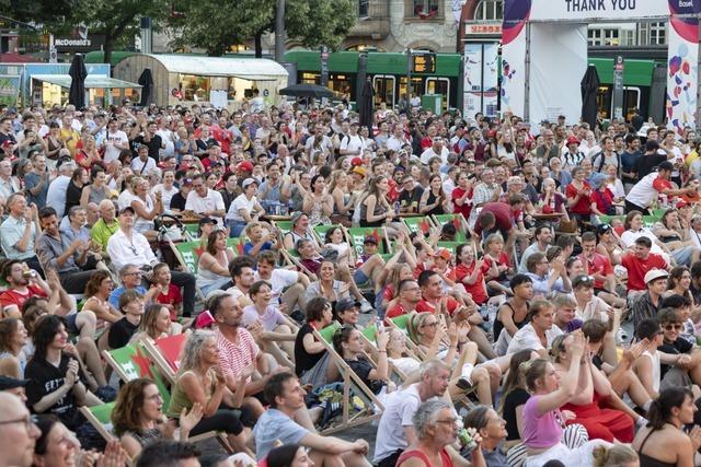 Frauen-EM in Basel: Hoffnung und Hitze beim Public Viewing auf dem Barfsserplatz
