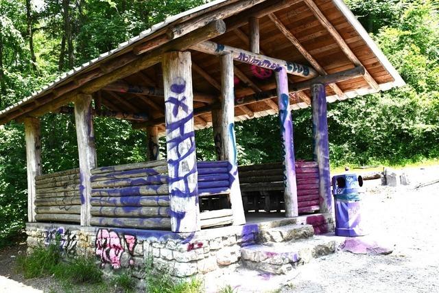 Unbekannte beschmieren Hornfelsenhtte in Grenzach