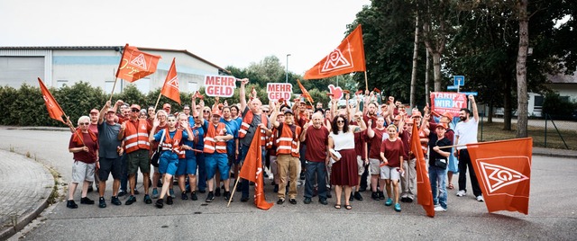 Mitarbeiterinnen und Mitarbeiter von Mewa Meienheim beim Warnstreik  | Foto: Markus Dietze/IG Metall 