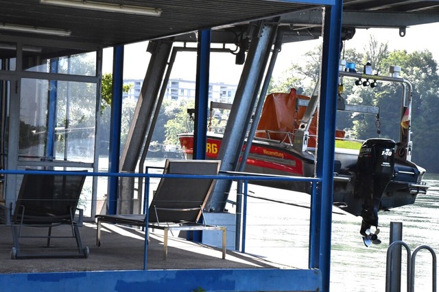 Das DLRG-Rettungsboot, das am Bootshaus am Rhein auf seinen Einsatz wartet. | Foto: Heinz Vollmar Das DLRG-Rettungsboot, das am Bootshaus am Rhein auf seinen Einsatz wartet. | Foto: Heinz Vollmar