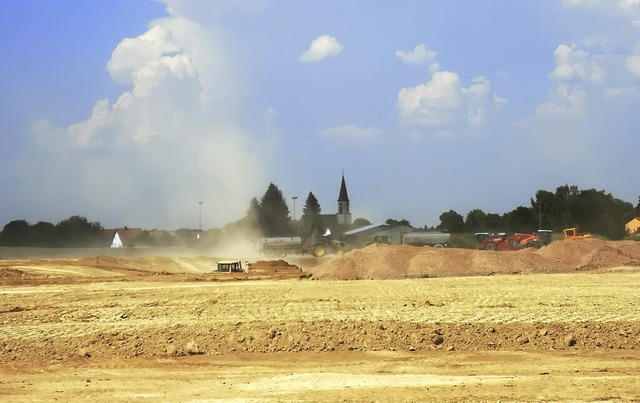 Die Grasnarbe ist abgetragen, jetzt st...n am Baugrund fr das Ortenau-Klinikum  | Foto: Ralf Burgmaier