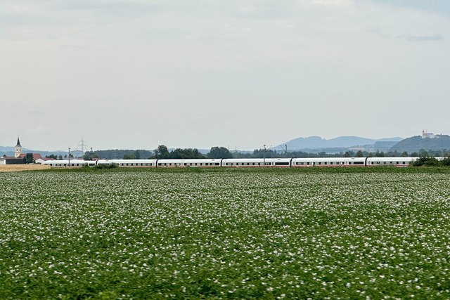 Der ICE blieb nach dem Angriff in der ...ig;kirchen auf offener Strecke stehen.  | Foto: Ute Wessels/dpa