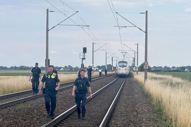 Mit Axt und Hammer: Syrer verletzt Landsleute im ICE
