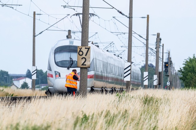 Die Opfer sind den Angaben nach leicht verletzt.  | Foto: Armin Weigel/dpa