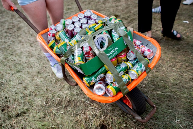 Dosenbier ist gerade bei der j&uuml;ngeren Generation beliebt. (Archivbild)  | Foto: Hauke-Christian Dittrich/dpa