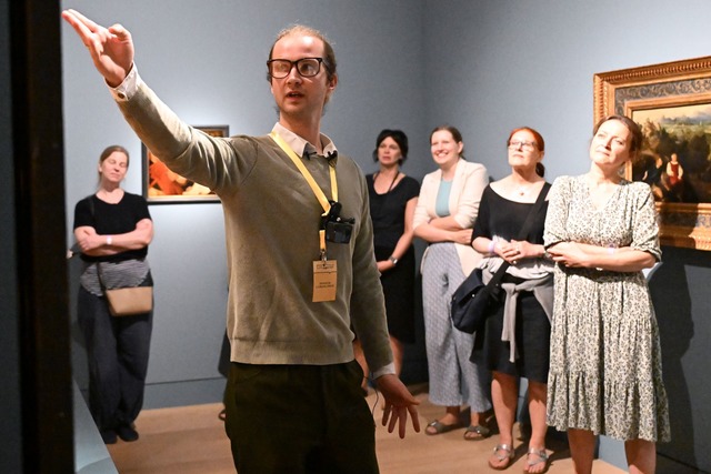 Er schimpft, n&ouml;rgelt und br&uuml;...rmittelt Kunst auf etwas andere Weise.  | Foto: Federico Gambarini/dpa