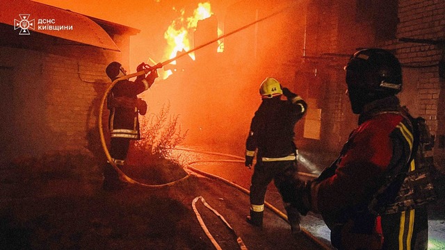 Bei dem Angriff auf Kiew gab es Verletzte.  | Foto: Uncredited/Ukrainian Emergency Service/AP/dpa
