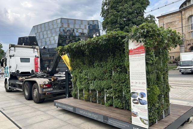 Auf dem Platz der Alten Synagoge steht ein kleines Zimmer mit groer Botschaft – wie passend
