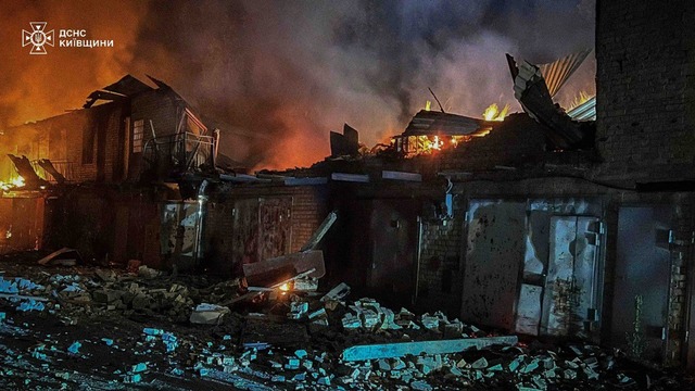 Die Behörden melden viele Verletz...n nach den neuen russischen Angriffen. | Foto: Uncredited/Ukrainian Emergency Service/AP/dpa Die Behörden melden viele Verletz...n nach den neuen russischen Angriffen. | Foto: Uncredited/Ukrainian Emergency Service/AP/dpa