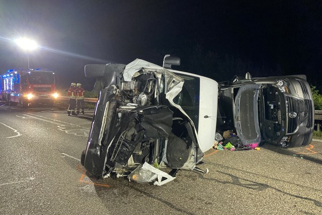 Zu einem schweren Unfall kam es am Donnerstagabend auf der A5 bei Freiburg. | Foto: Feuerwehr Freiburg Zu einem schweren Unfall kam es am Donnerstagabend auf der A5 bei Freiburg. | Foto: Feuerwehr Freiburg