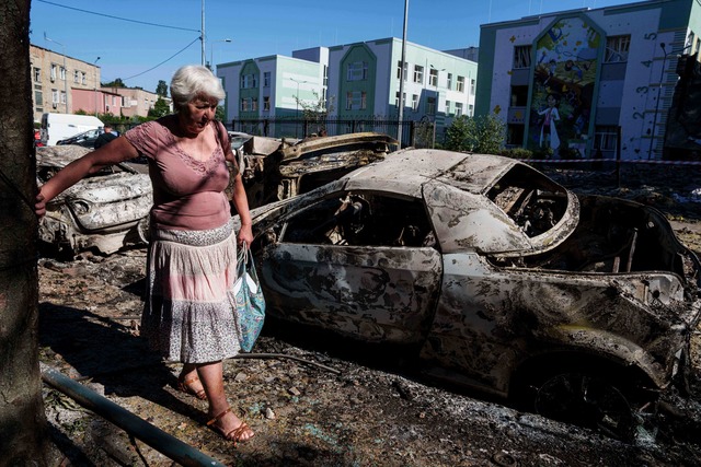 Die ukrainische Hauptstadt erlebt eine...fe mit russischen Drohnen und Raketen.  | Foto: Evgeniy Maloletka/AP/dpa