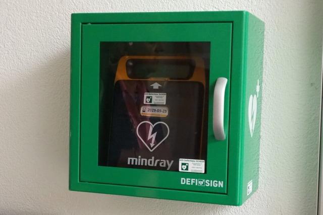 Gemeinde Fischingen installiert zweiten Defibrillator an der Schule
