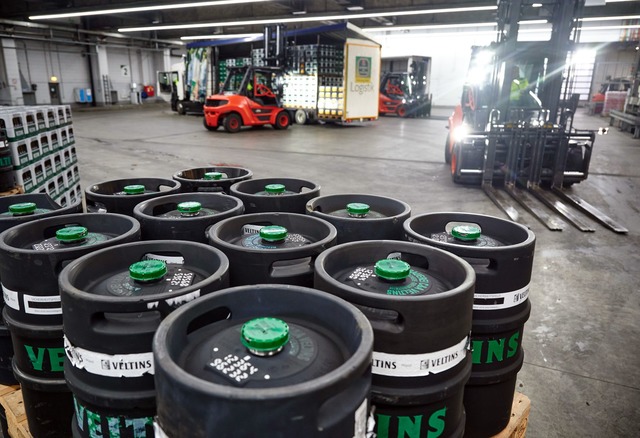 Bei Fassbier hat Veltins einen Absatzr&uuml;ckgang verzeichnet. (Archivbild)  | Foto: Bernd Thissen/dpa