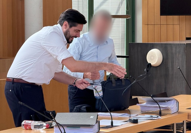 Der Alpirsbacher B&uuml;rgermeisterkandidat streitet die Vorw&uuml;rfe ab.  | Foto: Bj&ouml;rn Strasser/dpa