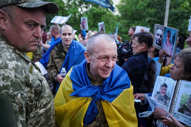 Freigelassene ukrainische Kriegsgefangene nach einem Austausch (Archivbild) | Foto: Evgeniy Maloletka/AP/dpa Freigelassene ukrainische Kriegsgefangene nach einem Austausch (Archivbild) | Foto: Evgeniy Maloletka/AP/dpa