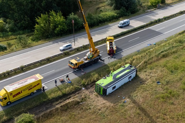 Ein Flixbus ist auf dem Weg nach Wien in Mecklenburg-Vorpommern umgekippt. | Foto: René Schröder (dpa) Ein Flixbus ist auf dem Weg nach Wien in Mecklenburg-Vorpommern umgekippt. | Foto: René Schröder (dpa)