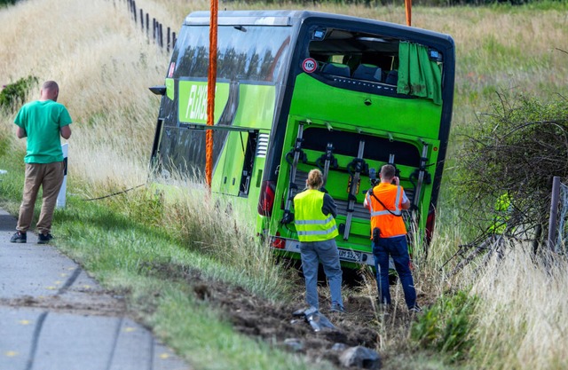 Ein Flixbus ist auf dem Weg nach Wien ...nem Kran wurde er wieder aufgerichtet. | Foto: Jens Büttner (dpa) Ein Flixbus ist auf dem Weg nach Wien ...nem Kran wurde er wieder aufgerichtet. | Foto: Jens Büttner (dpa)