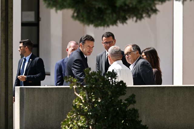 Portugals Ministerpr&auml;sident Luis ...Diogo Jota und seinem Bruder die Ehre.  | Foto: Pa/PA Wire/dpa